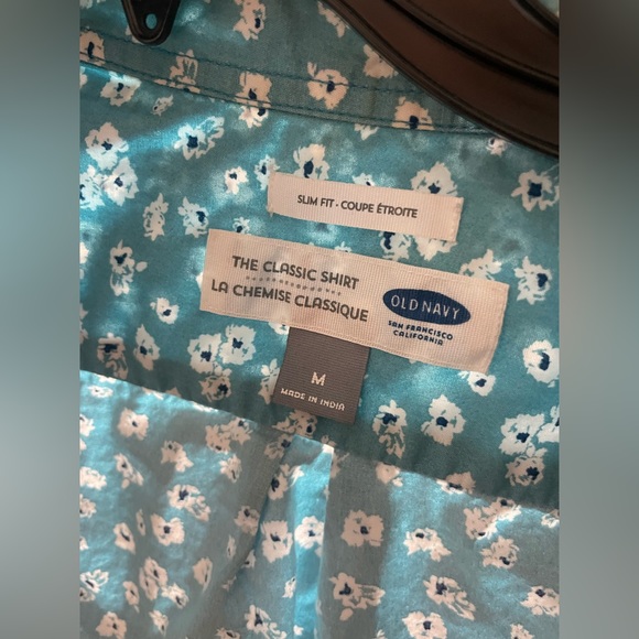Medium slim fit old navy shirt with flower design - Picture 3 of 3